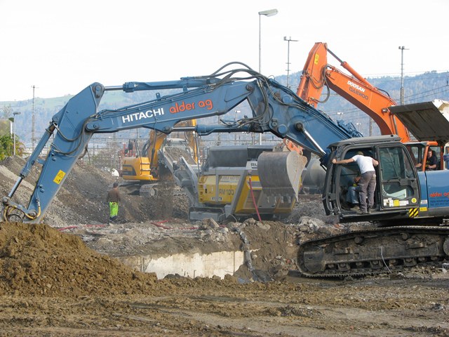 Bagger beim Ausheben des belasteten Materials
