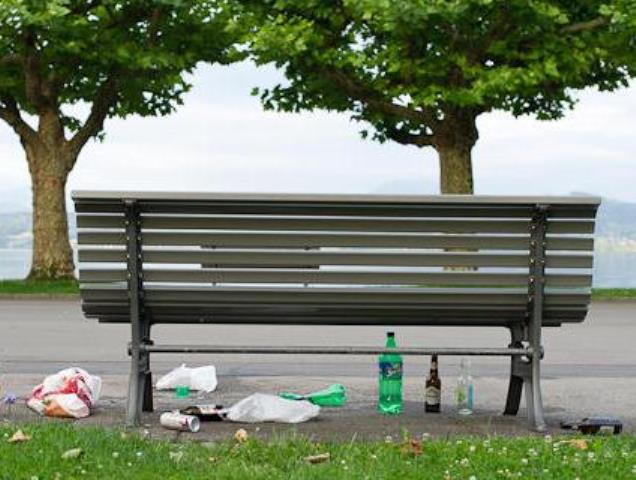 Bank am See mit Abfällen