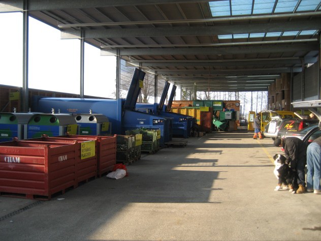 Halle mit verschiedenen Containern