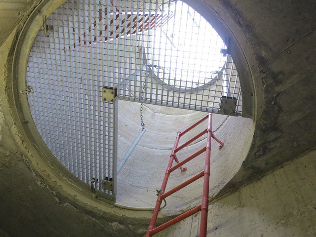 Leiter, die in einen Schacht führt