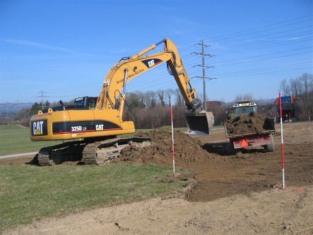 Bagger beim Abtragen von Boden