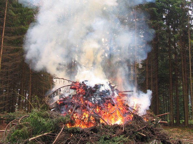 Feuer mit starker Rauchentwicklung