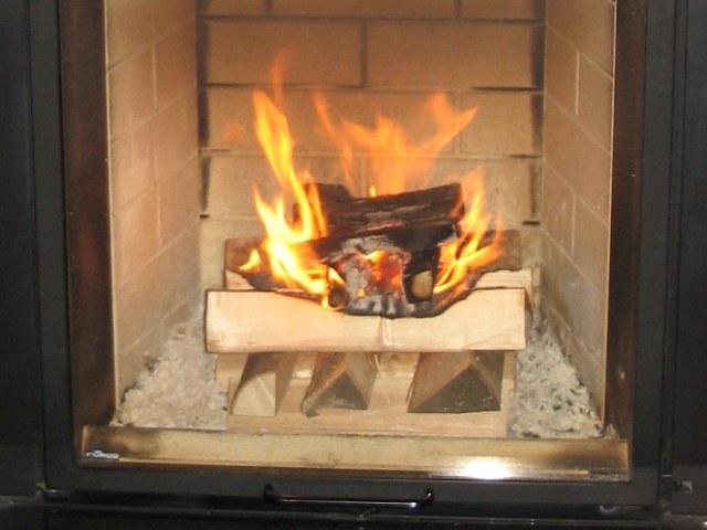 Feuer in Kaminofen von oben abbrennend