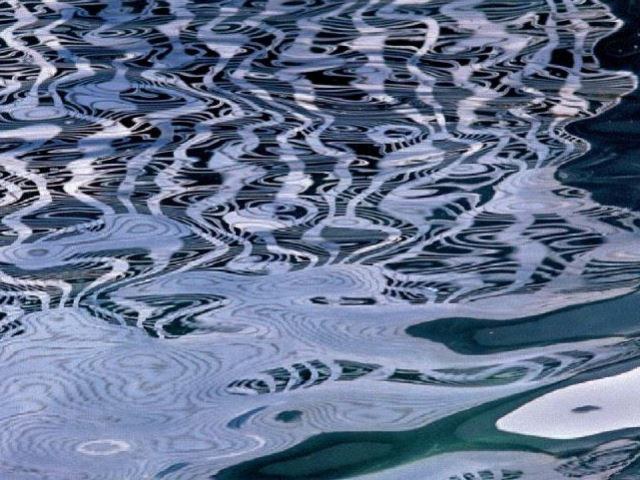 Spiegelung im leicht gewellten Wasser