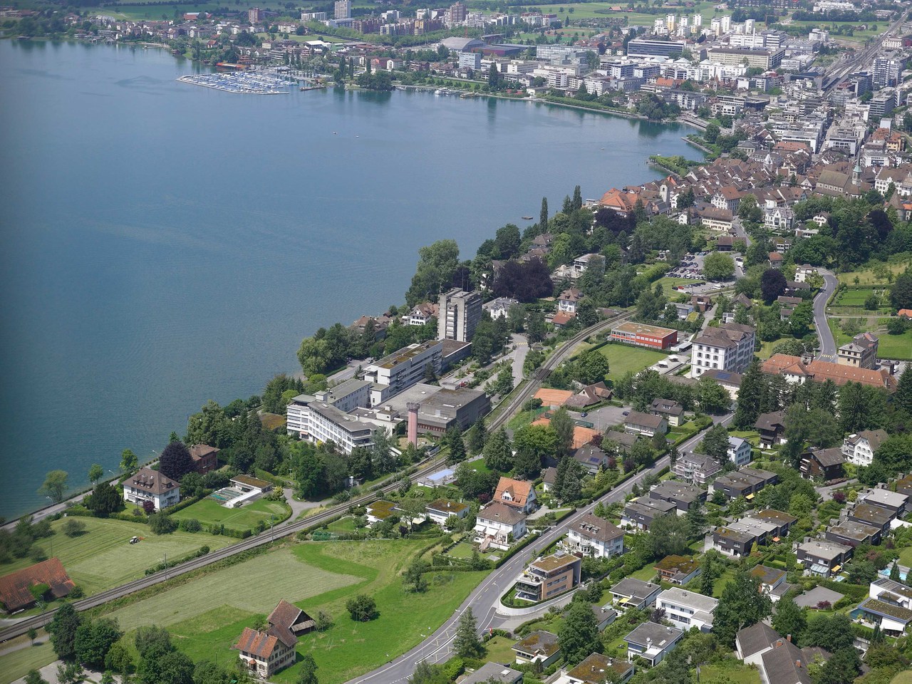 Das ehemalige Kantonsspital ist nahe am See gelegen.