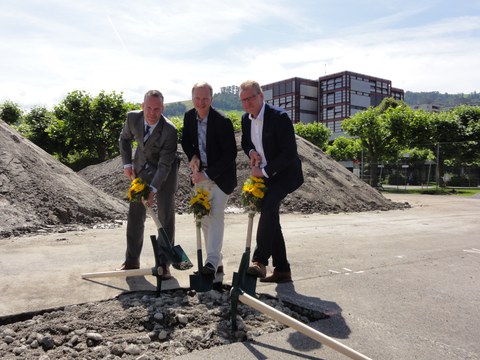 Spatenstich für Schulraumprovisorium der Kantonsschule Zug