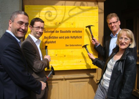 Vlnr: Stadtrat Ivo Romer, Bibliotheksleiter Felix Morf, Baudirektor Heinz Tännler, Obergerichtspräsidentin Iris Studer-Milz