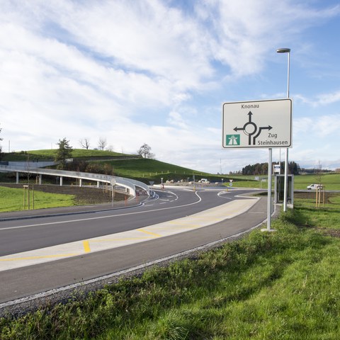 Bild 1: Blick von der Hinterbergstrasse in Richtung Kreisel Grindel. Links die neue Fussgängerpasserelle als Wanderwegverbindung ins Naherholungsgebiet Städtlerwald.
