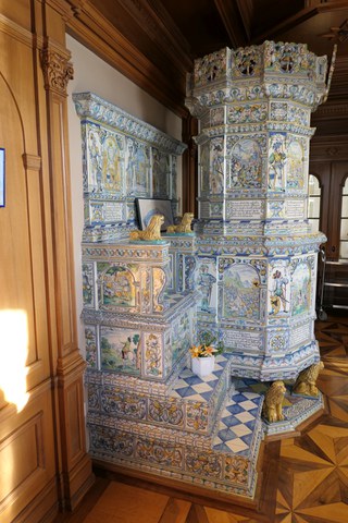 Foto 1: Farbiger Kachelofen in der Villa Hotz