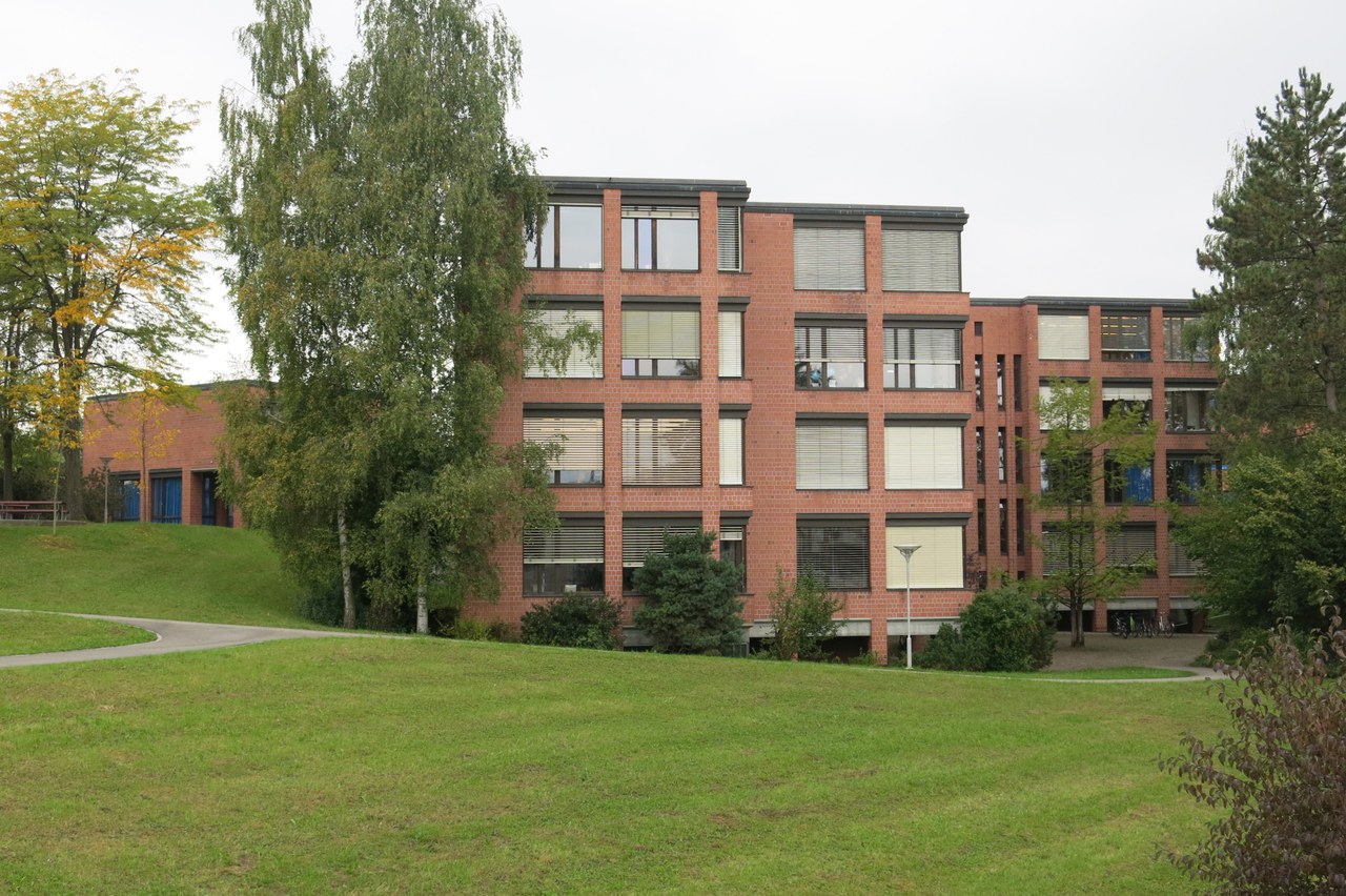 Foto 2: Schulhaus Röhrliberg Cham