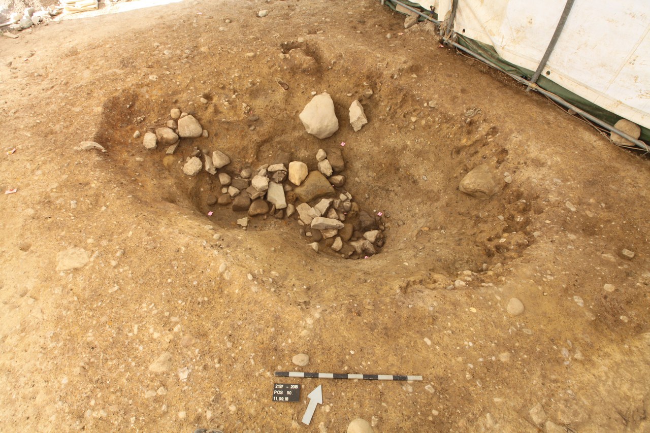 Ausgeräumte Grube mit Treppensteinen