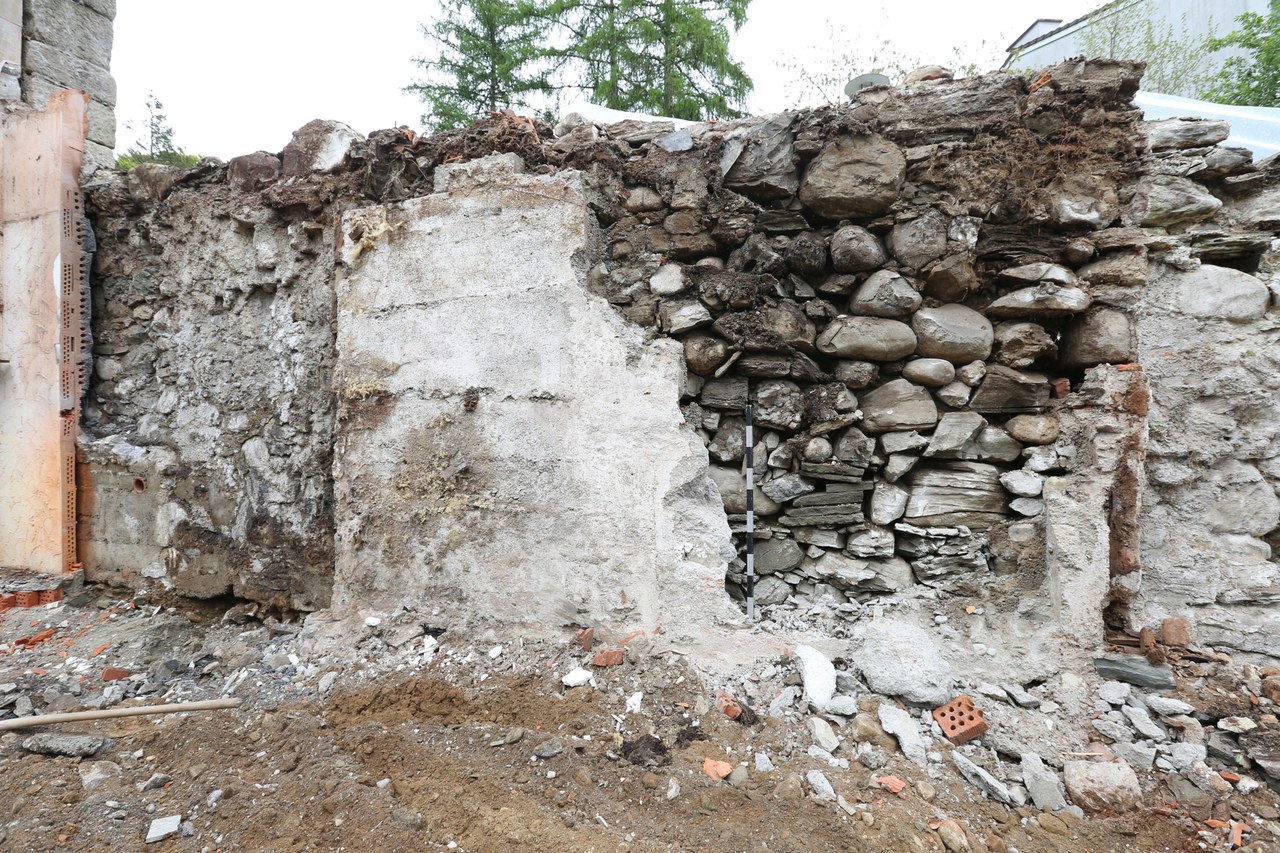 Foto 2 Mauerabschnitt vor der Restaurierung