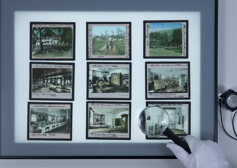 historische Fotoglasplatten auf Leuchtpult