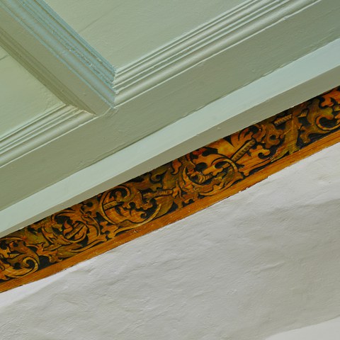 Stube im zweiten Obergeschoss, freigelegter Balken mit flachem, floralem Schnitzwerk, © Alois Ottiger, Zug