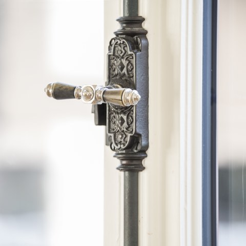 Historische Fensterolive aus Gusseisen und Horn, © Regine Giesecke