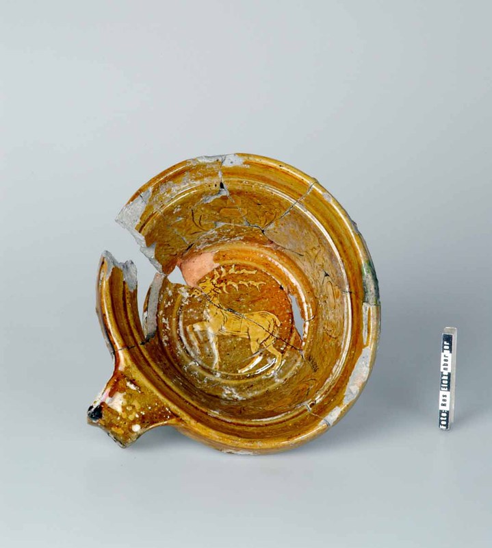 Schüssel mit schabloniertem Hirschdekor