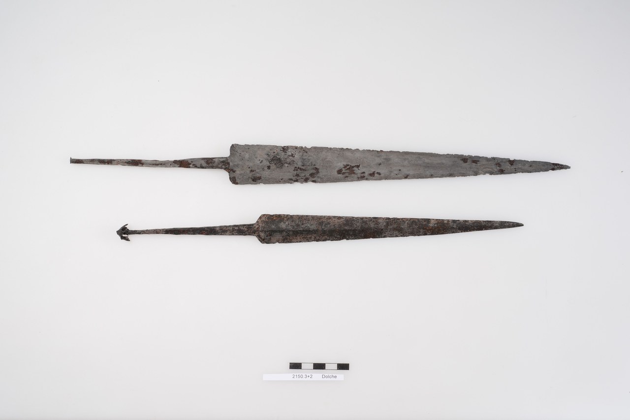 Bild 3: Zwei Dolchklingen aus Eisen, 14. Jahrhundert. Fundort: Morgarten ZG