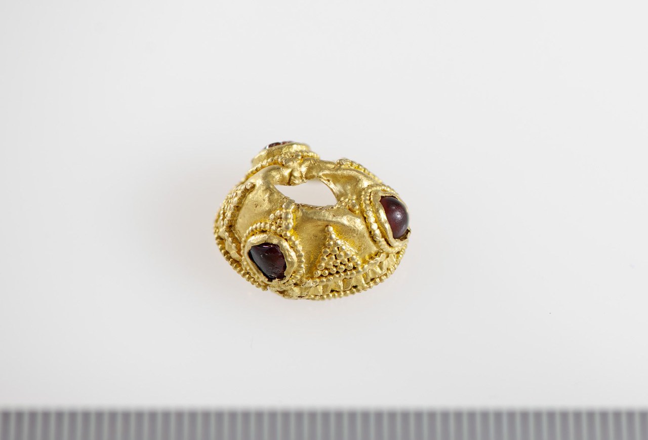 Bild 6: Nadelkopf mit Goldgranulation und Almandineinlagen: Fundort Morgarten ZG, um 700 n.Chr. 