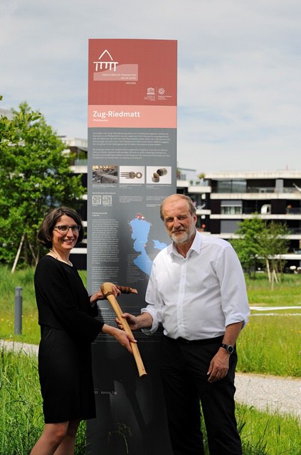 Bild 01 Stele Riedmatt mit Regierungsrätin Manuela Weichelt-Picard und Stadtpräsident Dolfi Müller