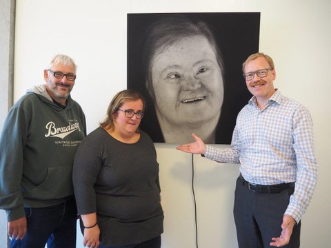 Bild mit Christoph Linggi und Emanuela Iannotta vom Verein «Mensch zuerst» sowie Regierungsrat Andreas Hostettler