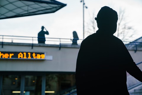 Schwarze Silhouetten weisen auf Behindertenrechte hin.