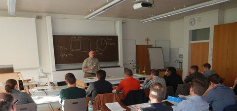 Schulzimmer mit Klasse des Jagdlehrgang