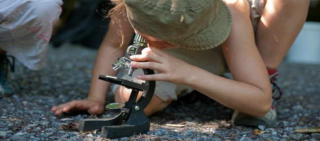 Kind mit Mikroskop