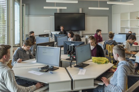 Text zum Bild: Volle Konzentration: Hünenberger Schülerinnen und Schüler lösen die Testaufgaben – Foto: Andreas Busslinger.