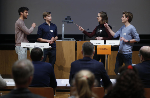 Textblock: Die Jugend übt sich in der Meinungsbildung