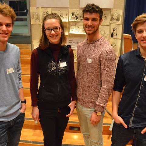 Finalisten der Kategorie II (von links nach rechts um Timo Hausheer, Mara   Labud, Benjamin Gantner von der Kanti Zug und Samuel Zbinden von der Kanti Sursee)