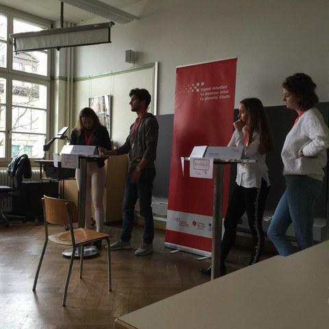 Schweizer Final Jugend debattiert.Benjamin Gantner als Zweiter von links (Foto Florian Horschik)