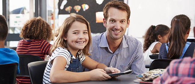 Lehrer mit Schülerin an Tablet