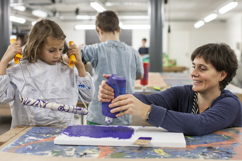 Kind und Lehrerin beim Malen