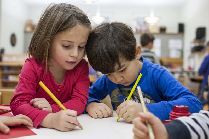 Zwei Kinder beim Schreiben