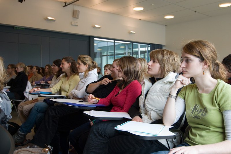 Studierende in der Aula der PH Zug