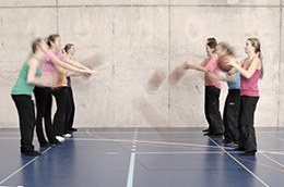 Ballspielen in der Turnhalle