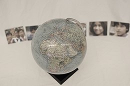 Globus mit Fotografien von Kindern