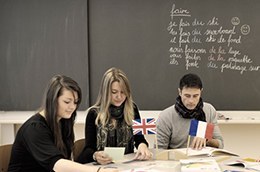 Studierende beim Französischunterricht im Klassenzimmer