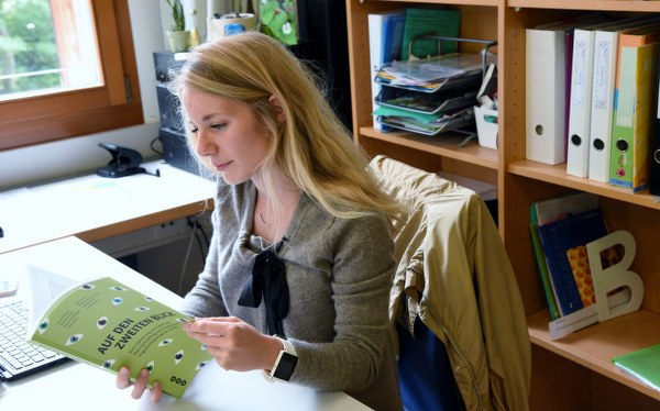 Julija liest im Buch