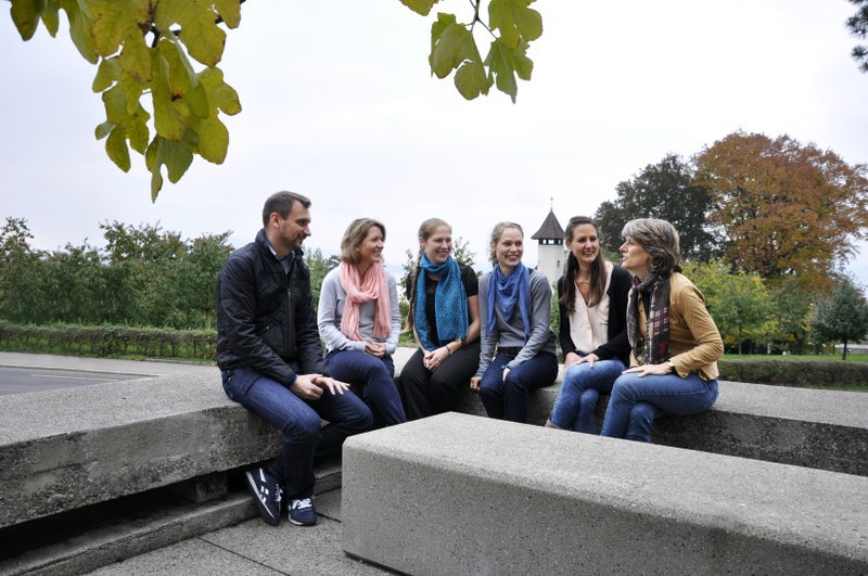 Zwei Hände mit einem roten Faden