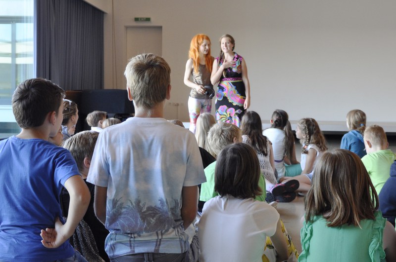 Kinder lauschen spannenden Geschichten