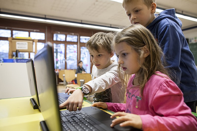 Kinder arbeiten am Laptop