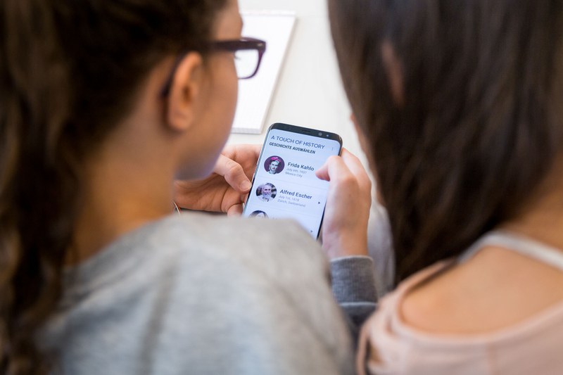 Schüler testen am Smartphone die App