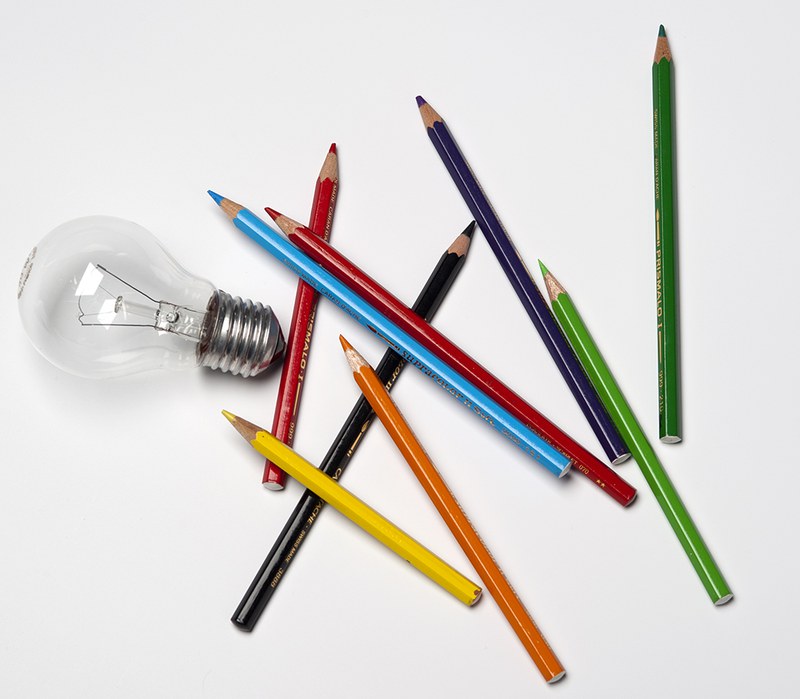 Buntstifte und Glühbirne
