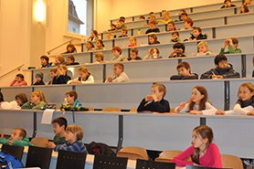 Kinderhochschule im Hörsaal der PH Zug