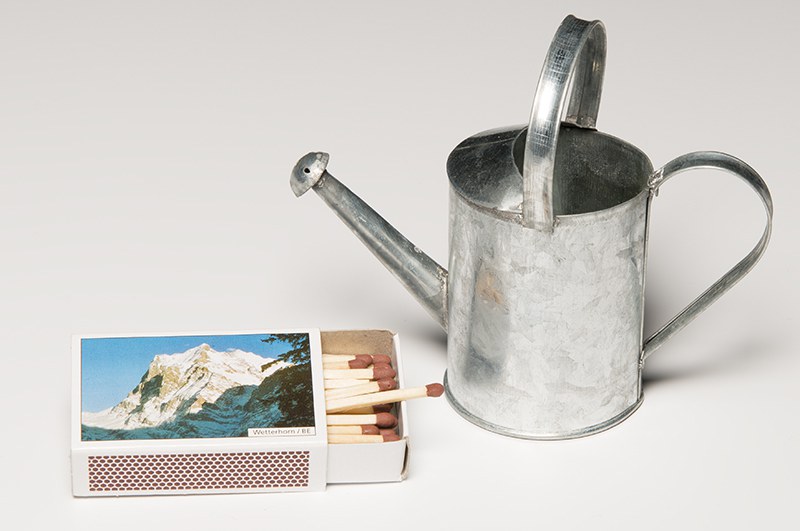 Bildpaar: Zündholz und Giesskanne