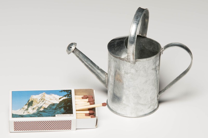 Bildpaar Streichholz und Giesskanne