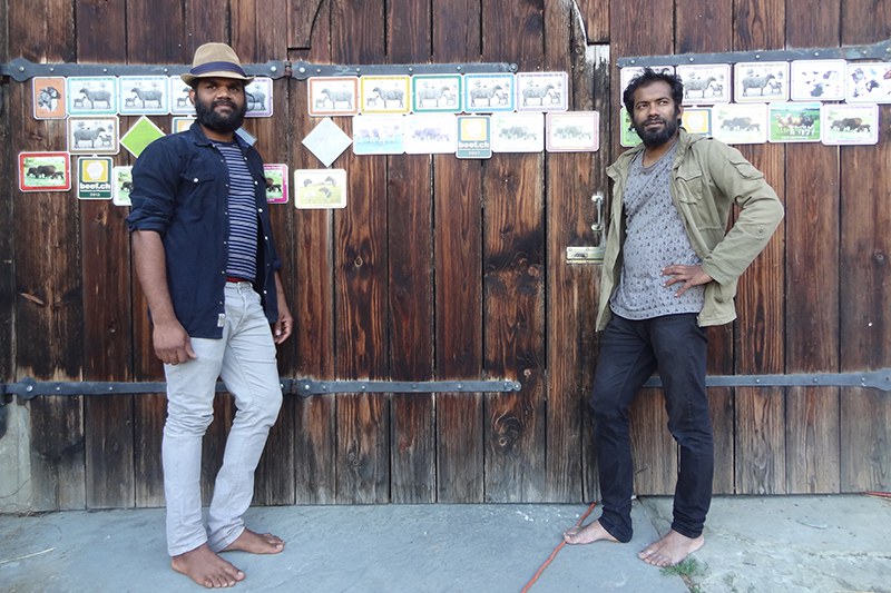 Die beiden Schauspieler stehen vor einem grossen Tor.