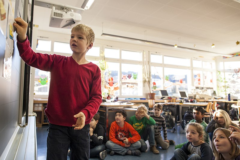 Junge am Zukunftstag als Lehrer