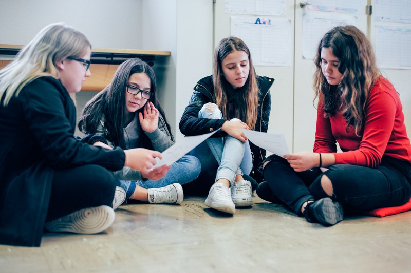 Schülerinnen beim Lernen